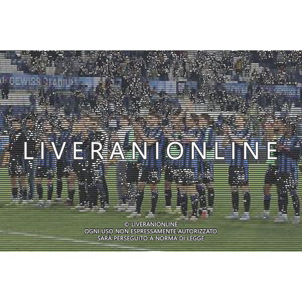 Atalanta BC players celebrate the victory at the end of Atalanta BC vs AS Roma, 36° Serie A Enilive 2024-25 game at Gewiss stadium in Bergamo (BG), Italy, on May 12, 2025. (Photo by Davide Casentini)- AGENZIA ALDO LIVERANI SAS