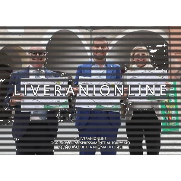 IMOLA 13 05 2025 CENTRO IMOLA PRONTA A DIVENTARE LA FAN CITY D EUROPA PER LA FORMULA 1. UN ESPERIENZA PER TUTTI ANCHE IN CITTA .la mappa illustrata del centro storico di Imola con tutte le attivazioni previste. NELLA FOTO DA SINISTRA ASSESSORE PIERANGELO RAFFINI,SINDACO DI IMOLA MARCO PANIERI E ASSESSORE AL AUTODROMO ENZO E DINO FERRARI ELENA PENAZZI FOTO GIANNI SANNA-AG ALDO LIVERANI SAS