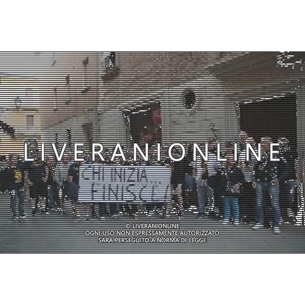 IMOLA 13 05 2025 NEUPHARMA VIRTUS IMOLA PROTESTA DEI TIFOSI DAVANTI LA SEDE DELL\'AZIENDA DEL PRESIDENTE DIMISSIONARIO DELLA VIRTUS DAVIDE FIUMI NELLA FOTO TIFOSI DAVANTI LA SEDE CON LO STRISCIONE ©SANNA - AGENZIA ALDO LIVERANI SAS