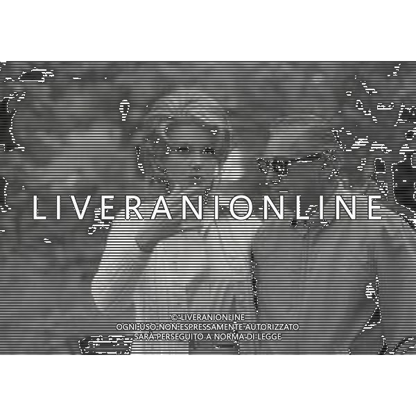 NEG-RETROSPETTIVA SYLVA KOSCINA ATTRICE NELLA FOTO SYLVA KOSCINA CON IL REGISTA PHIL KARLSON SUL SET CINEMATOGRAFICO DEL FILM“ IL LUPI ATTACANO IN BRANCO“titolo internazionale: Hornets\' Nest NELL\'ANNO 1969 A PIACENZA AG ALDO LIVERANI SAS