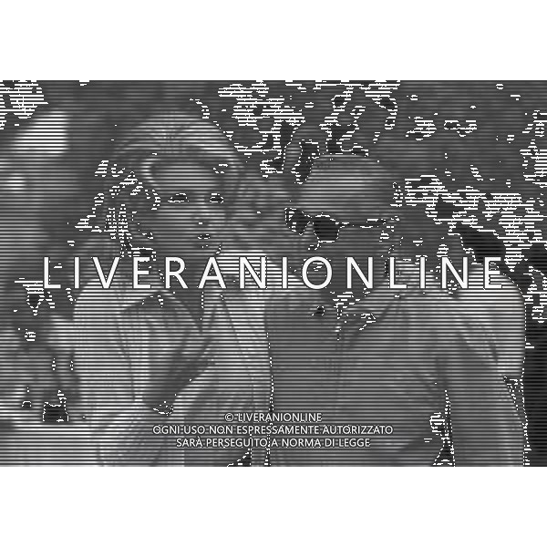 NEG-RETROSPETTIVA SYLVA KOSCINA ATTRICE NELLA FOTO SYLVA KOSCINA CON IL REGISTA PHIL KARLSON SUL SET CINEMATOGRAFICO DEL FILM“ IL LUPI ATTACANO IN BRANCO“titolo internazionale: Hornets\' Nest NELL\'ANNO 1969 A PIACENZA AG ALDO LIVERANI SAS