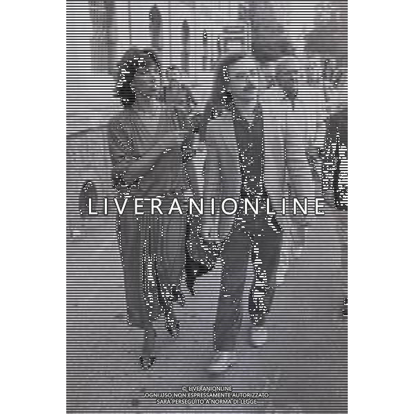 NEG-RETROSPETTIVA MAURIZIO NICHETTI ATTORE NELLA FOTO MAURIZIO NICHETTI CON MARIANGELA MELATO A VENEZIA NELL\'ANNO 1982 AG ALDO LIVERANI SAS 