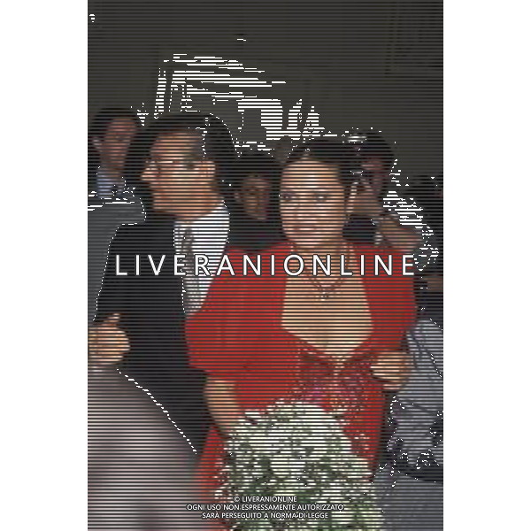 DIAP-20-06-1992 MILANO VILLA PALESTRO MATRIMONIO DI TONY RENIS CON ELETTRA MORINI NELLA FOTO IL MATRIMONIO DI TONY RENIS CON ELETTRA MORINI A MILANO IN VILLA PALESTRO AG ALDO LIVERANI SAS