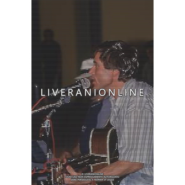DIAP-RETROSPETTIVA GIANNI MORANDI CANTANTE NELLA FOTO GIANNI MORANDI A BOLOGNA CON LUCIO DALLA NELL\'ANNO 1988 AG ALDO LIVERANI SAS