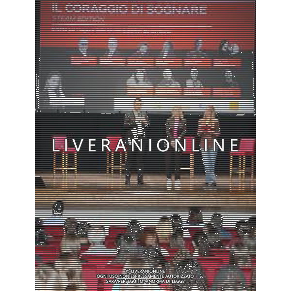 IMOLA 15 05 2025 EVENTO NELLA SETTIMANA DELLA FORMULA 1 A IMOLA" IL CORAGGIO DI SOGNARE" AL TEATRO EBE STIGNANI CON I STUDENTI DELLE SCUOLE SUPERIORI NELLA FOTO DA SINISTRA SINDACO DI IMOLA MARCO PANIERI,ASSESSORE ELENA PENAZZI E GIORNALISTA CAROLINA TEDESCHI ©SANNA - AGENZIA ALDO LIVERANI SAS