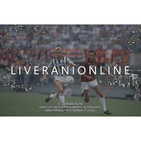 DIAP-RETROSPETTIVA SILVANO BENEDETTI CALCIATORE  NELLA FOTO SILVANO BENEDETTI CON LA MAGLIA DELL\'ASCOLI CALCIO CON MARK HATELEY AG ALDO LIVERANI SAS 