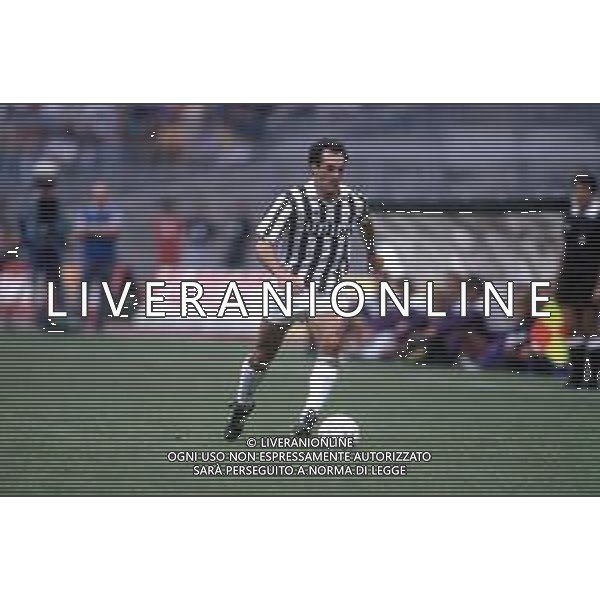 DIAP-RETROSPETTIVA LUIGI DE AGOSTINI CALCIATORE NELLA FOTO LUIGI DE AGOSTINI CON LA MAGLIA DELLA JUVENTUS CALCIO AG ALDO LIVERANI SAS