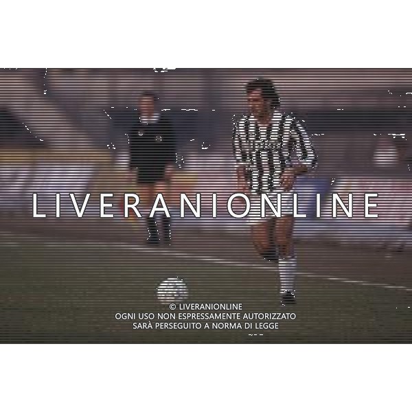 DIAP-RETROSPETTIVA LUIGI DE AGOSTINI CALCIATORE NELLA FOTO LUIGI DE AGOSTINI CON LA MAGLIA DELLA JUVENTUS CALCIO AG ALDO LIVERANI SAS