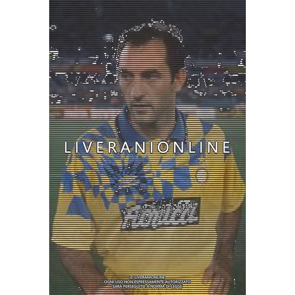 DIAP-RETROSPETTIVA LUIGI DE AGOSTINI CALCIATORE NELLA FOTO LUIGI DE AGOSTINI CON LA MAGLIA DELL\'INTER CALCIO AG ALDO LIVERANI SAS