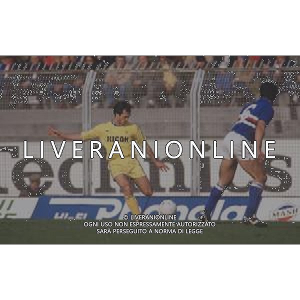 DIAP-RETROSPETTIVA LUIGI DE AGOSTINI CALCIATORE NELLA FOTO LUIGI DE AGOSTINI CON LA MAGLIA DEL VERONA CALCIO AG ALDO LIVERANI SAS
