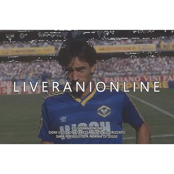 DIAP-RETROSPETTIVA LUIGI DE AGOSTINI CALCIATORE NELLA FOTO LUIGI DE AGOSTINI CON LA MAGLIA DEL VERONA CALCIO AG ALDO LIVERANI SAS