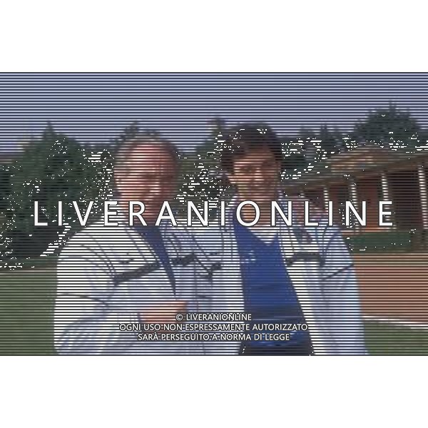 DIAP-RETROSPETTIVA LUIGI DE AGOSTINI CALCIATORE NELLA FOTO LUIGI DE AGOSTINI CON LA MAGLIA DELLA NAZIONALE ITALIANA CON AZEGLIO VICINI AG ALDO LIVERANI SAS