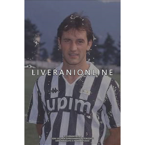 DIAP-RETROSPETTIVA LUIGI DE AGOSTINI CALCIATORE NELLA FOTO LUIGI DE AGOSTINI CON LA MAGLIA DELLA JUVENTUS CALCIO AG ALDO LIVERANI SAS