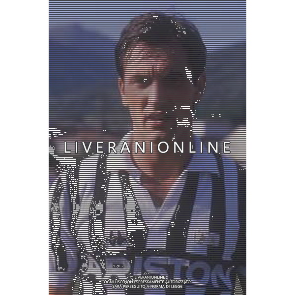 DIAP-RETROSPETTIVA LUIGI DE AGOSTINI CALCIATORE NELLA FOTO LUIGI DE AGOSTINI CON LA MAGLIA DELLA JUVENTUS CALCIO AG ALDO LIVERANI SAS