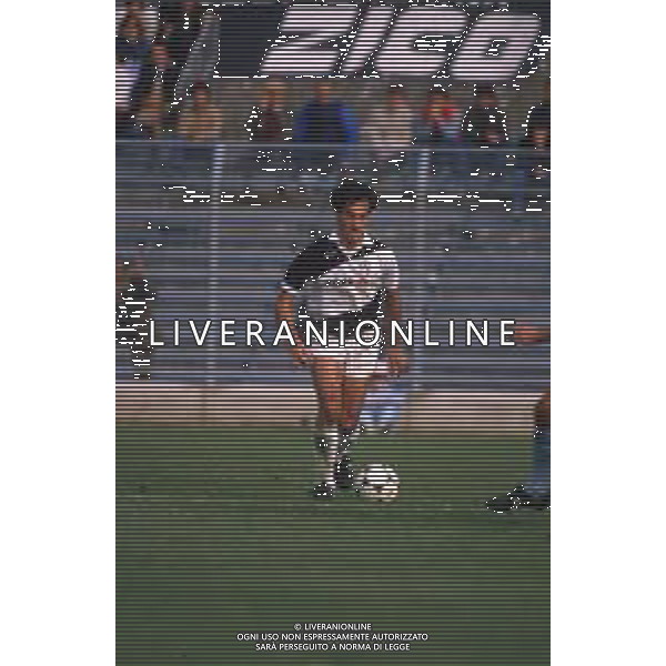 DIAP-RETROSPETTIVA LUIGI DE AGOSTINI CALCIATORE NELLA FOTO LUIGI DE AGOSTINI CON LA MAGLIA DELL\'UDINESE CALCIO AG ALDO LIVERANI SAS