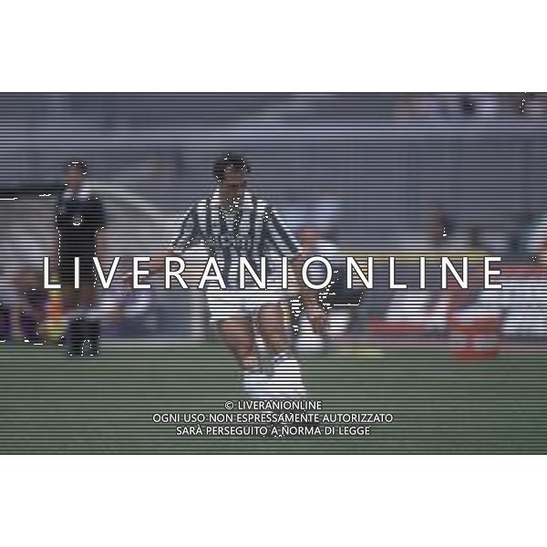 DIAP-RETROSPETTIVA LUIGI DE AGOSTINI CALCIATORE NELLA FOTO LUIGI DE AGOSTINI CON LA MAGLIA DELLA JUVENTUS CALCIO AG ALDO LIVERANI SAS