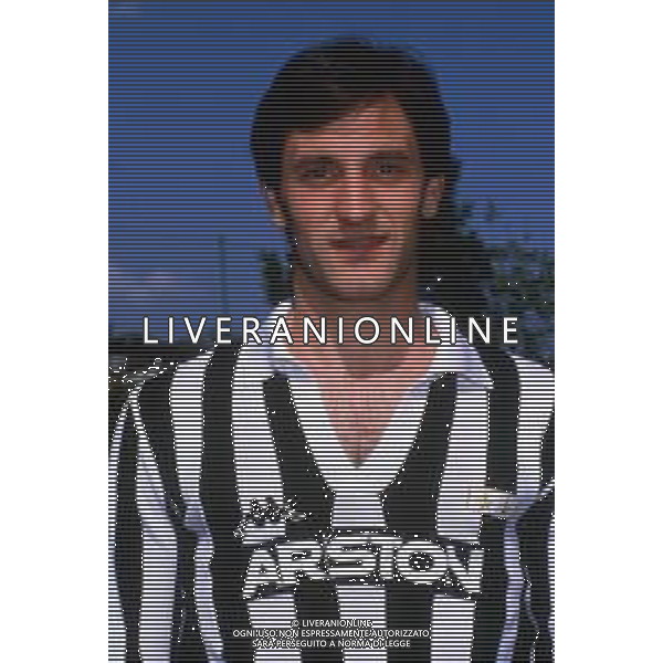 DIAP-RETROSPETTIVA LUIGI DE AGOSTINI CALCIATORE NELLA FOTO LUIGI DE AGOSTINI CON LA MAGLIA DELLA JUVENTUS CALCIO AG ALDO LIVERANI SAS
