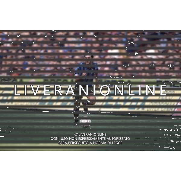 DIAP-RETROSPETTIVA LUIGI DE AGOSTINI CALCIATORE NELLA FOTO LUIGI DE AGOSTINI CON LA MAGLIA DELL\'INTER CALCIO AG ALDO LIVERANI SAS