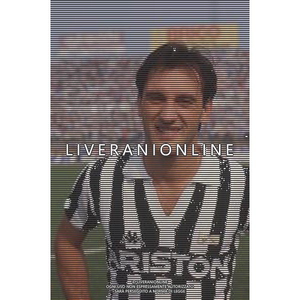 DIAP-RETROSPETTIVA LUIGI DE AGOSTINI CALCIATORE NELLA FOTO LUIGI DE AGOSTINI CON LA MAGLIA DELLA JUVENTUS CALCIO AG ALDO LIVERANI SAS