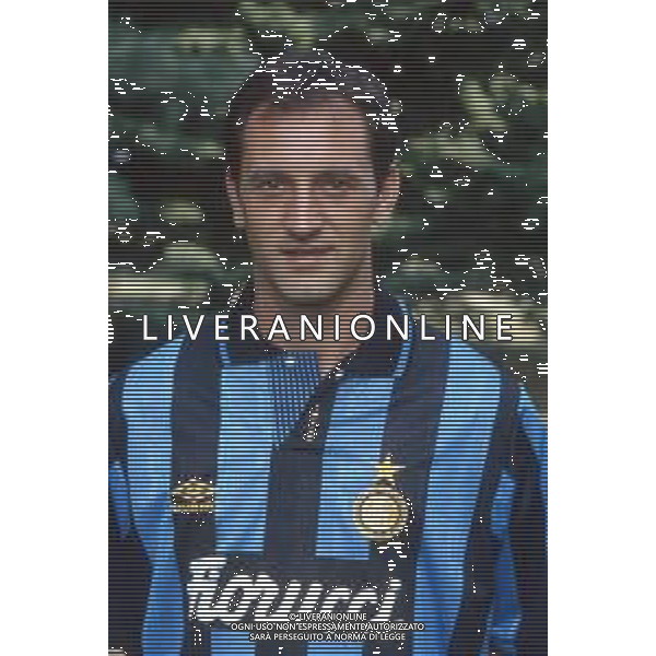 DIAP-RETROSPETTIVA LUIGI DE AGOSTINI CALCIATORE NELLA FOTO LUIGI DE AGOSTINI CON LA MAGLIA DELL\'INTER CALCIO AG ALDO LIVERANI SAS