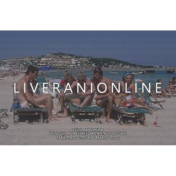 DIAP-RETROSPETTIVA LUIGI DANOVA CALCIATORE NELLA FOTO LUIGI DANOVA CON LA FAMIGLIA AL MARE FABRIZIO GORIN-ROBERTO MOZZINI AG ALDO LIVERANI SAS