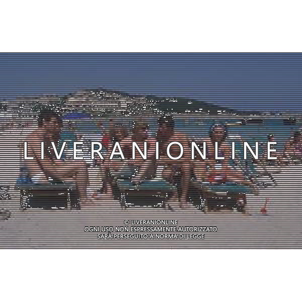 DIAP-RETROSPETTIVA LUIGI DANOVA CALCIATORE NELLA FOTO LUIGI DANOVA CON LA FAMIGLIA AL MARE FABRIZIO GORIN-ROBERTO MOZZINI AG ALDO LIVERANI SAS