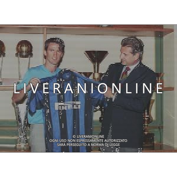NEG COL-RETROSPETTIVA CHRISTIAN PANUCCI CALCIATORE NELLA FOTO CHRISTIAN PANUCCI ALLA PRESENTAZIONE IN SEDE ALL\'INTER CON GIACINTO FACCHETTI AG ALDO LIVERANI SAS