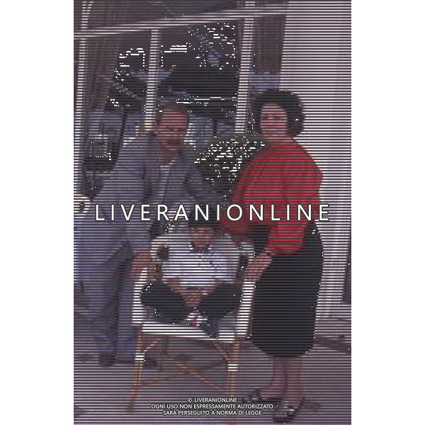 DIAP-RETROSPETTIVA SALVATORE CASCIO ATTORE NELLA FOTO SALVATORE CASCIO A CANNES NELL\'ANNO 1989 CON IL PADRE E LA MADRE AG THEMA-AG ALDO LIVERANI SAS