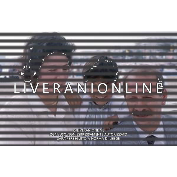 DIAP-RETROSPETTIVA SALVATORE CASCIO ATTORE NELLA FOTO SALVATORE CASCIO A CANNES NELL\'ANNO 1989 CON IL PADRE E LA MADRE AG THEMA-AG ALDO LIVERANI SAS