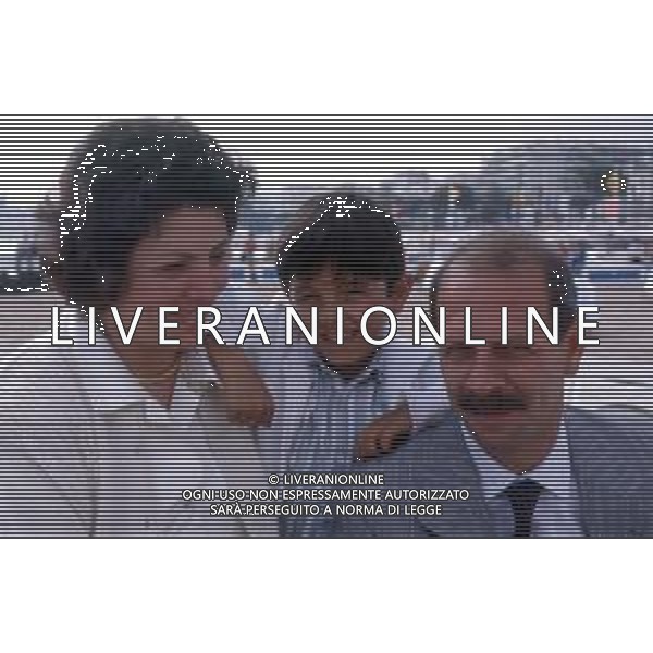 DIAP-RETROSPETTIVA SALVATORE CASCIO ATTORE NELLA FOTO SALVATORE CASCIO A CANNES NELL\'ANNO 1989 CON IL PADRE E LA MADRE AG THEMA-AG ALDO LIVERANI SAS