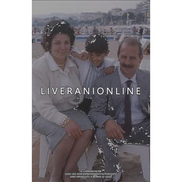 DIAP-RETROSPETTIVA SALVATORE CASCIO ATTORE NELLA FOTO SALVATORE CASCIO A CANNES NELL\'ANNO 1989 CON IL PADRE E LA MADRE AG THEMA-AG ALDO LIVERANI SAS