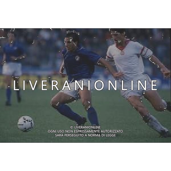 DIAP-RETROSPETTIVA CHRISTIAN LANTIGNOTTI CALCIATORE NELLA FOTO CHRISTIAN LANTIGNOTTI CON LA MAGLIA DELLA NAZIONALE ITALIANA DELL\'UNDER 21 DI CALCIO NELL\'ANNO 1990 AG ALDO LIVERANI SAS