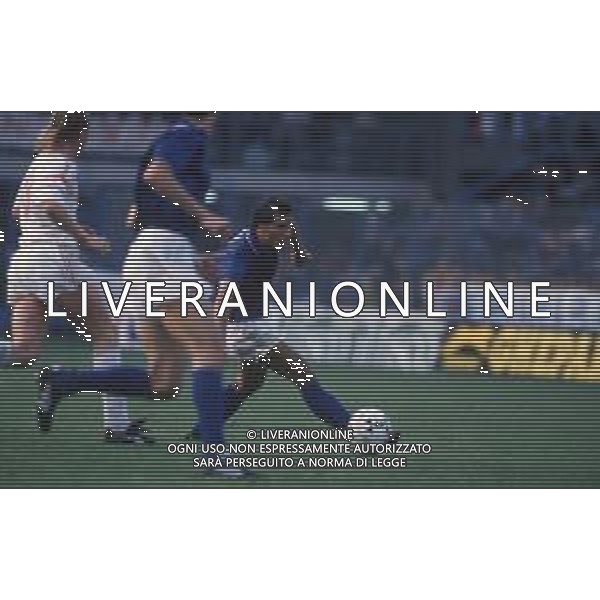 DIAP-RETROSPETTIVA CHRISTIAN LANTIGNOTTI CALCIATORE NELLA FOTO CHRISTIAN LANTIGNOTTI CON LA MAGLIA DELLA NAZIONALE ITALIANA DELL\'UNDER 21 DI CALCIO NELL\'ANNO 1990 AG ALDO LIVERANI SAS