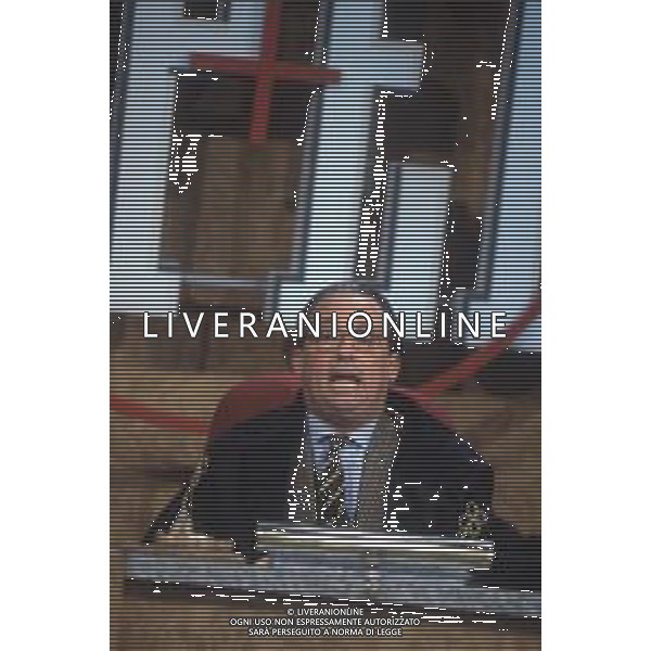 DIAP-RETROSPETTIVA MAURIZIO MOSCA GIORNALISTA NELLA FOTO MAURIZIO MOSCA CONDUCE LA TRASMISSIONE TELEVISIVA “L\'APPELLO DEL MARTEDI“ NELL\'ANNO 1990 AG ALDO LIVERANI SAS