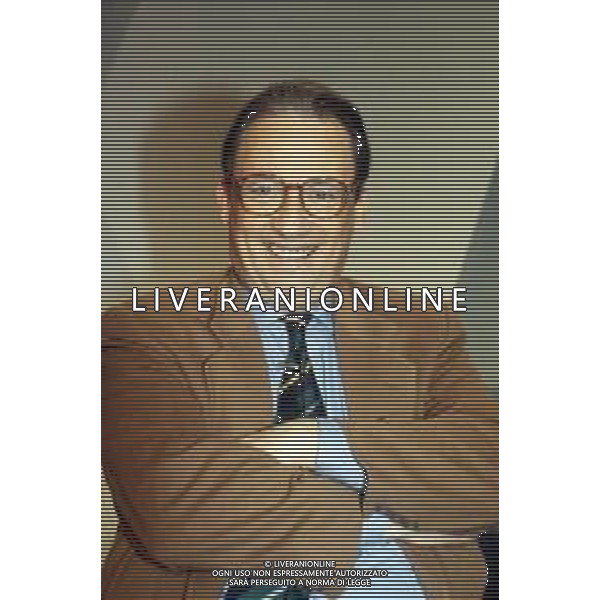 DIAP-RETROSPETTIVA MAURIZIO MOSCA GIORNALISTA NELLA FOTO MAURIZIO MOSCA CONDUCE LA TRASMISSIONE TELEVISIVA “L\'APPELLO DEL MARTEDI“ NELL\'ANNO 1990 AG ALDO LIVERANI SAS