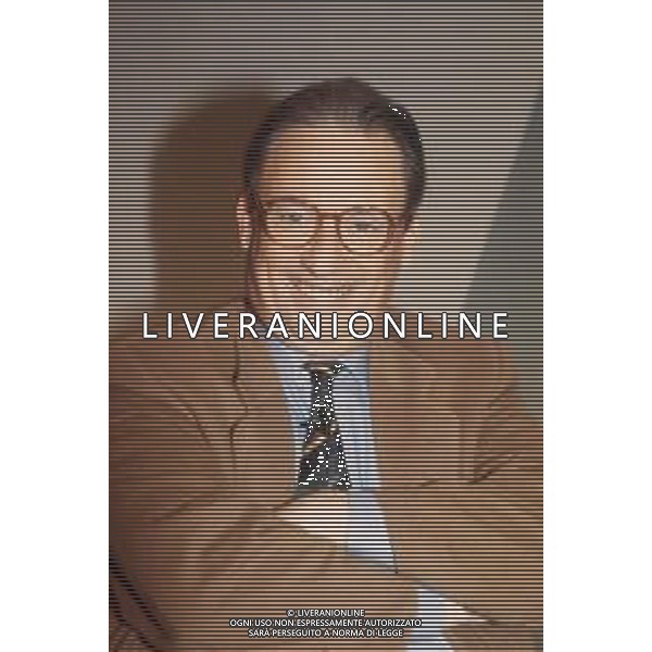 DIAP-RETROSPETTIVA MAURIZIO MOSCA GIORNALISTA NELLA FOTO MAURIZIO MOSCA CONDUCE LA TRASMISSIONE TELEVISIVA “L\'APPELLO DEL MARTEDI“ NELL\'ANNO 1990 AG ALDO LIVERANI SAS
