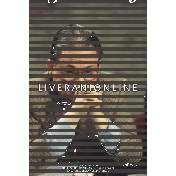 DIAP-RETROSPETTIVA MAURIZIO MOSCA GIORNALISTA NELLA FOTO MAURIZIO MOSCA CONDUCE LA TRASMISSIONE TELEVISIVA “L\'APPELLO DEL MARTEDI“ NELL\'ANNO 1990 AG ALDO LIVERANI SAS