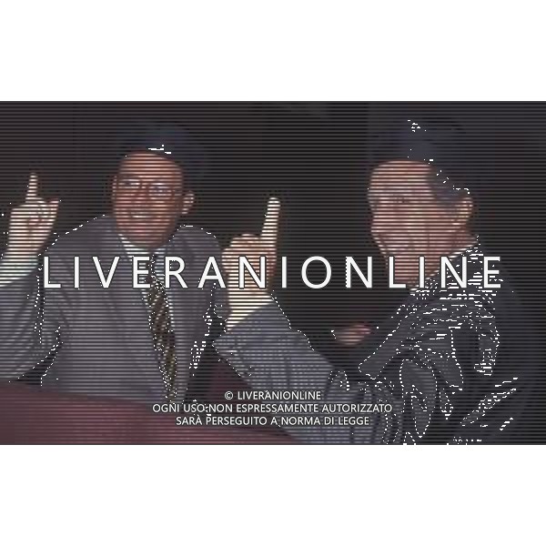 DIAP-RETROSPETTIVA MAURIZIO MOSCA GIORNALISTA NELLA FOTO MAURIZIO MOSCA CONDUCE LA TRASMISSIONE TELEVISIVA “L\'APPELLO DEL MARTEDI“ NELL\'ANNO 1990 CON HELENIO HERRERA AG ALDO LIVERANI SAS