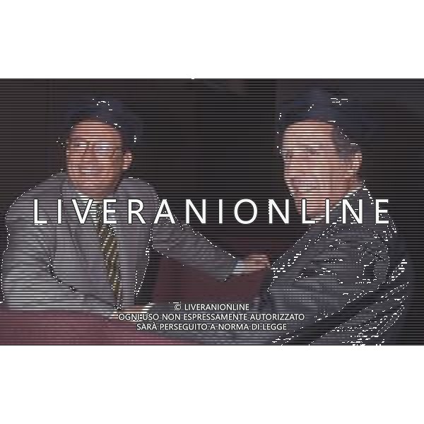 DIAP-RETROSPETTIVA MAURIZIO MOSCA GIORNALISTA NELLA FOTO MAURIZIO MOSCA CONDUCE LA TRASMISSIONE TELEVISIVA “L\'APPELLO DEL MARTEDI“ NELL\'ANNO 1990 CON HELENIO HERRERA AG ALDO LIVERANI SAS