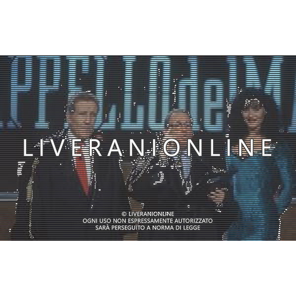 DIAP-RETROSPETTIVA MAURIZIO MOSCA GIORNALISTA NELLA FOTO MAURIZIO MOSCA CONDUCE LA TRASMISSIONE TELEVISIVA “L\'APPELLO DEL MARTEDI“ NELL\'ANNO 1990 CON HELENIO HERRERA E JESSICA AG ALDO LIVERANI SAS