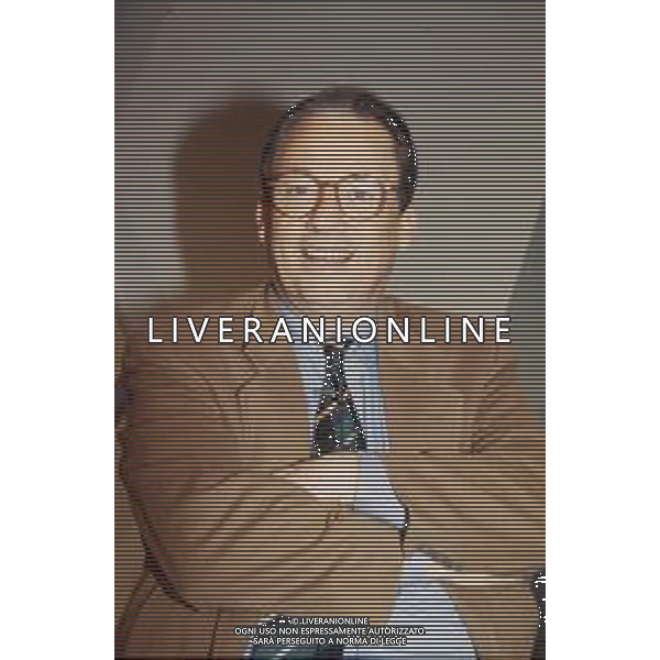 DIAP-RETROSPETTIVA MAURIZIO MOSCA GIORNALISTA NELLA FOTO MAURIZIO MOSCA CONDUCE LA TRASMISSIONE TELEVISIVA “L\'APPELLO DEL MARTEDI“ NELL\'ANNO 1990 AG ALDO LIVERANI SAS
