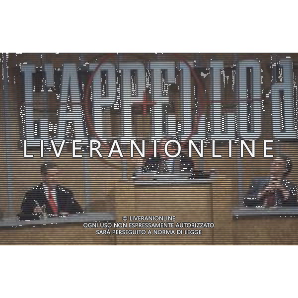 DIAP-RETROSPETTIVA MAURIZIO MOSCA GIORNALISTA NELLA FOTO MAURIZIO MOSCA CONDUCE LA TRASMISSIONE TELEVISIVA “L\'APPELLO DEL MARTEDI“ NELL\'ANNO 1990 CON HELENIO HERRERA E GIAMPIERO MUGHINI AG ALDO LIVERANI SAS