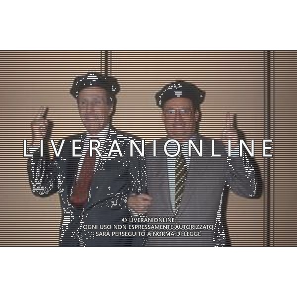 DIAP-RETROSPETTIVA MAURIZIO MOSCA GIORNALISTA NELLA FOTO MAURIZIO MOSCA CONDUCE LA TRASMISSIONE TELEVISIVA “L\'APPELLO DEL MARTEDI“ NELL\'ANNO 1990 CON HELENIO HERRERA AG ALDO LIVERANI SAS