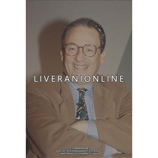 DIAP-RETROSPETTIVA MAURIZIO MOSCA GIORNALISTA NELLA FOTO MAURIZIO MOSCA CONDUCE LA TRASMISSIONE TELEVISIVA “L\'APPELLO DEL MARTEDI“ NELL\'ANNO 1990 AG ALDO LIVERANI SAS
