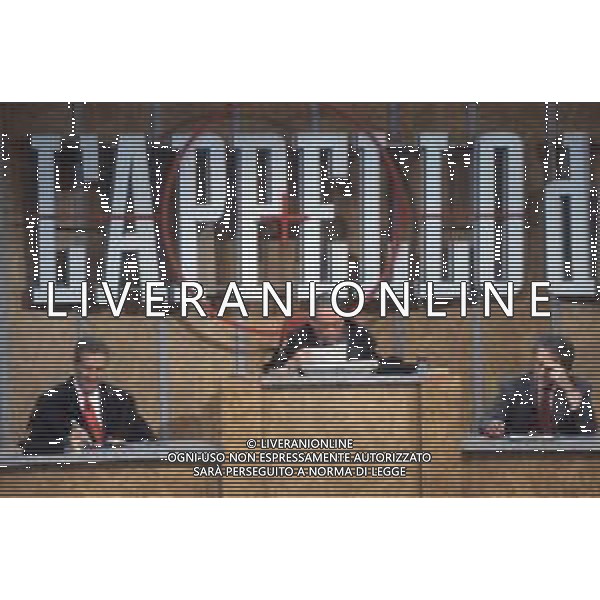 DIAP-RETROSPETTIVA MAURIZIO MOSCA GIORNALISTA NELLA FOTO MAURIZIO MOSCA CONDUCE LA TRASMISSIONE TELEVISIVA “L\'APPELLO DEL MARTEDI“ NELL\'ANNO 1990 CON HELENIO HERRERA E GIAMPIERO MUGHINI AG ALDO LIVERANI SAS