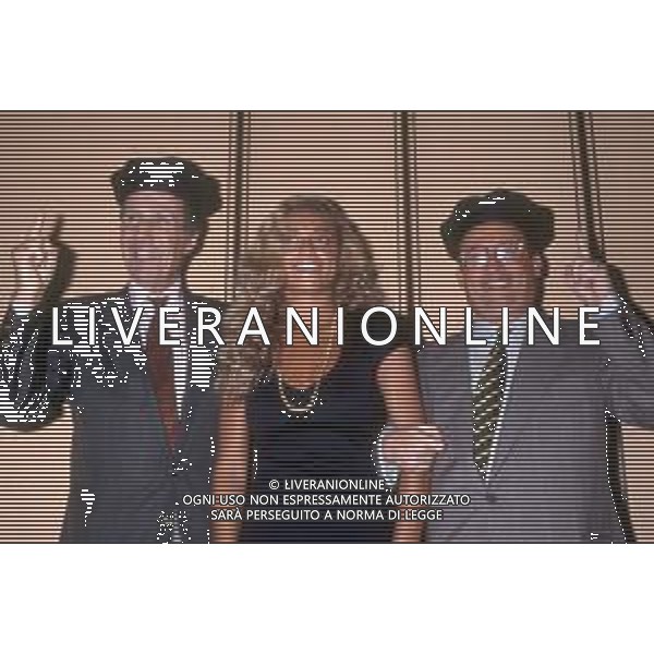 DIAP-RETROSPETTIVA MAURIZIO MOSCA GIORNALISTA NELLA FOTO MAURIZIO MOSCA CONDUCE LA TRASMISSIONE TELEVISIVA “L\'APPELLO DEL MARTEDI“ NELL\'ANNO 1990 CON HELENIO HERRERA E CATERINA COLLOVATI AG ALDO LIVERANI SAS