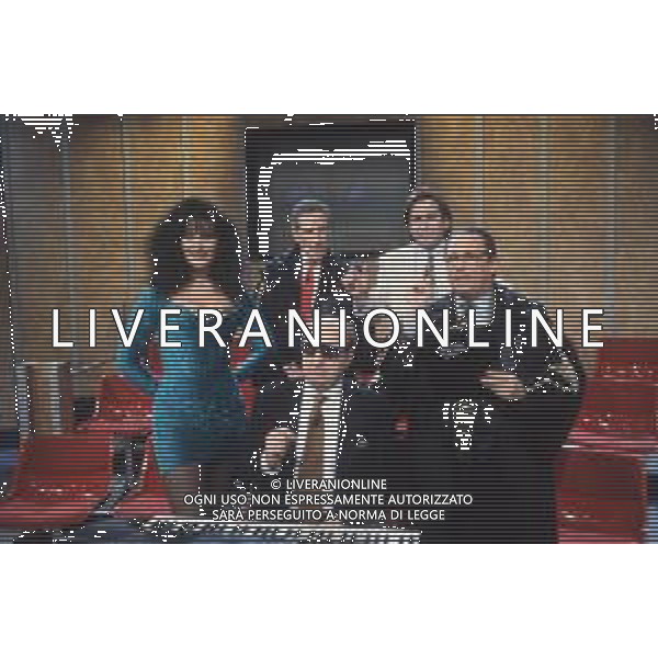 DIAP-RETROSPETTIVA MAURIZIO MOSCA GIORNALISTA NELLA FOTO MAURIZIO MOSCA CONDUCE LA TRASMISSIONE TELEVISIVA “L\'APPELLO DEL MARTEDI“ NELL\'ANNO 1990 CON JESSICA-GIORGIO BRACARDI-GIUCAS CASELLA E HELENIO HERRERA AG ALDO LIVERANI SAS