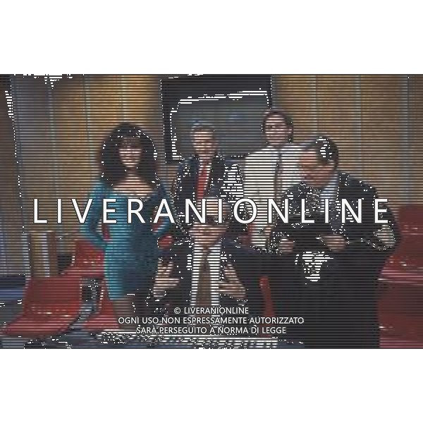 DIAP-RETROSPETTIVA MAURIZIO MOSCA GIORNALISTA NELLA FOTO MAURIZIO MOSCA CONDUCE LA TRASMISSIONE TELEVISIVA “L\'APPELLO DEL MARTEDI“ NELL\'ANNO 1990 CON JESSICA-GIORGIO BRACARDI-GIUCAS CASELLA E HELENIO HERRERA AG ALDO LIVERANI SAS