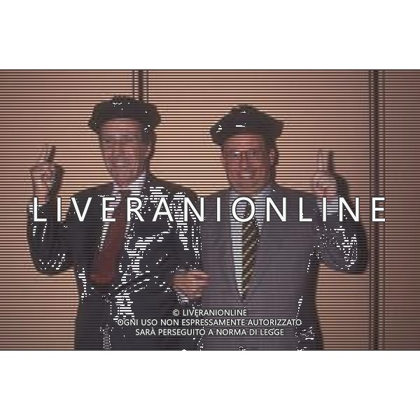 DIAP-RETROSPETTIVA MAURIZIO MOSCA GIORNALISTA NELLA FOTO MAURIZIO MOSCA CONDUCE LA TRASMISSIONE TELEVISIVA “L\'APPELLO DEL MARTEDI“ NELL\'ANNO 1990 CON HELENIO HERRERA AG ALDO LIVERANI SAS