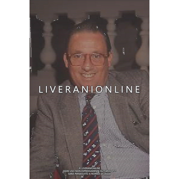 DIAP-RETROSPETTIVA MAURIZIO MOSCA GIORNALISTA NELLA FOTO MAURIZIO MOSCA CONDUCE LA TRASMISSIONE TELEVISIVA “L\'APPELLO DEL MARTEDI“ NELL\'ANNO 1990 AG ALDO LIVERANI SAS